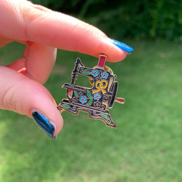 🧵Sewing Machine Pin Brooch🧵 - Picture 4 of 8